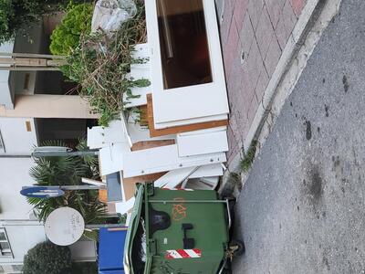 ΟΓΚΩΔΗ ΑΝΤΙΚΕΙΜΕΝΑ ΕΠΙ ΤΟΥ ΠΕΖΟΔΡΟΜΟΥ ΚΟΜΝΗΝΩΝ