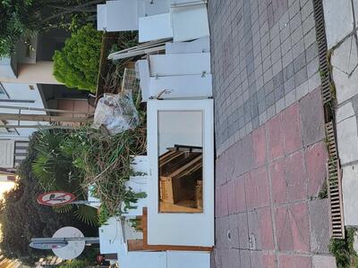 ΟΓΚΩΔΗ ΑΝΤΙΚΕΙΜΕΝΑ ΕΠΙ ΤΟΥ ΠΕΖΟΔΡΟΜΟΥ ΚΟΜΝΗΝΩΝ