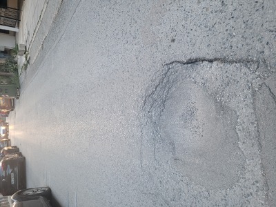 ΤΡΥΠΑ ΣΤΟ ΔΡΟΜΟ