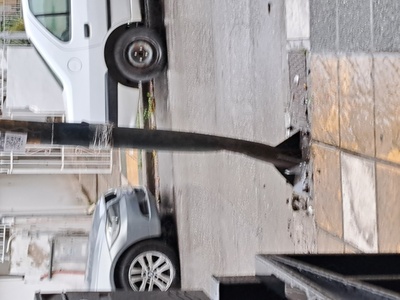 Καταστροφή κολώνας φωτισμου απο αυτοκινητο