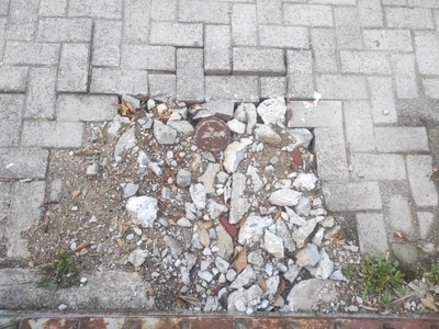 Αντικατάσταση πετρων πεζόδρομου 