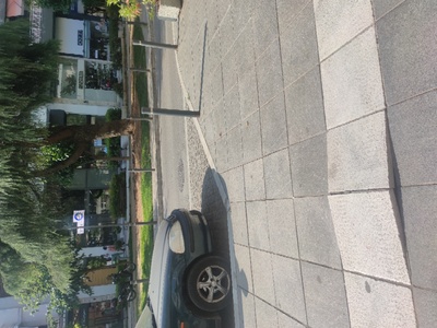 Σηκωμενα πλακάκια σε πεζοδρόμιο 