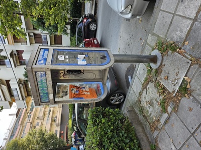 Παρατημένο ΟΤΕ καρτοτηλέφωνο 