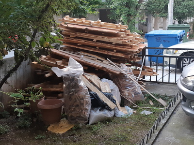 ΑΠΟΚΟΜΙΔΗ ΞΥΛΙΝΩΝ ΠΑΤΩΜΑΤΩΝ ΣΤΗΝ ΟΔΟ ΣΜΥΡΝΗΣ
