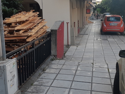 ΑΠΟΚΟΜΙΔΗ ΞΥΛΙΝΩΝ ΠΑΤΩΜΑΤΩΝ ΣΤΗΝ ΟΔΟ ΣΜΥΡΝΗΣ