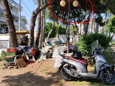 καμενες λαμπες σε πάρκο