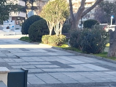 Σπασμένες πλάκες πεζοδρομίου μπροστά σε παιδική χαρά!