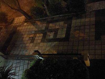 Σπασμένες πλάκες πεζοδρομίου μπροστά σε παιδική χαρά!