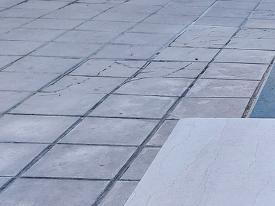 Σπασμένες πλάκες πεζοδρομίου μπροστά σε παιδική χαρά!