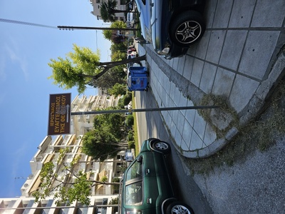 Ταμπελα έτοιμη να πέσει 