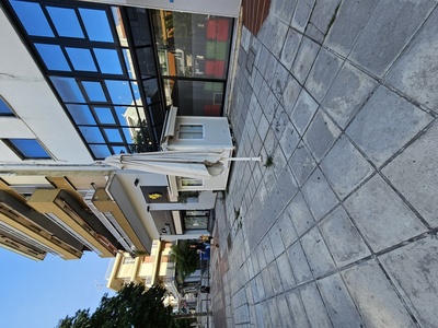 Μόνιμη ομπρέλα στη μεση του πεζοδρομίου 