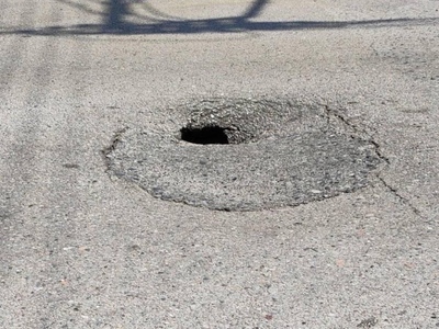 Τρυπα στο οδοστρωμα