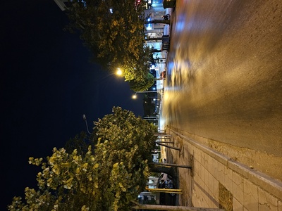 Καμένη λαμπα απέναντι απο την κάβα