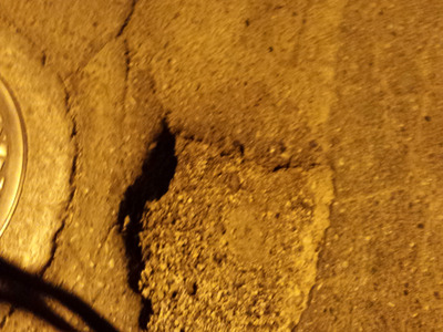 Λακουβα στο δρομο της λαικης  του σαββατου   