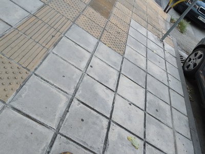 Σπασμένο κάγκελο σημανσης αναπήρων