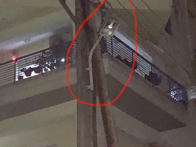 Καμένη λάμπα σε κολώνα της Δ.Ε.Η.