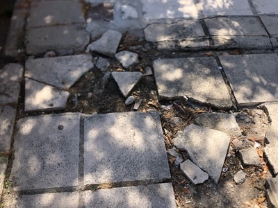 Σπασμένες πλάκες πεζοδρομίου 