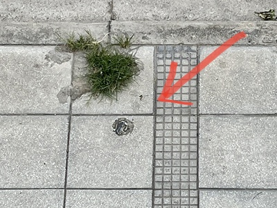 Σπασμένο κολονάκι σε πεζοδρόμιο 