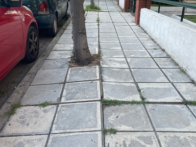 Ανασηκωμένες πλάκες πεζοδρομίου