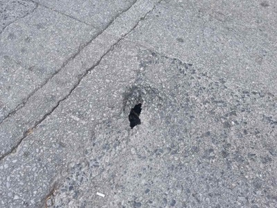 Βαθια τρυπα στην άσφαλτο