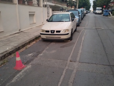 Εγκαταλελειμμένο αυτοκίνητο χωρίς πινακίδες