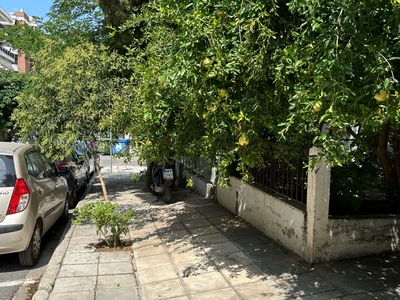 Δεν χωραει κοσμος να περασει απο το πεζοδορμ