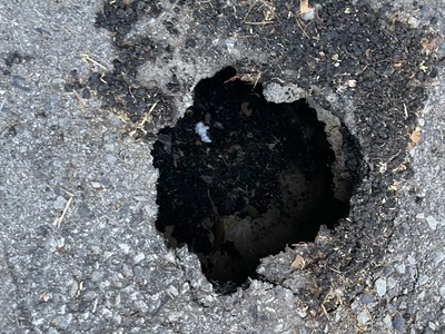 ΕΠΙΚΙΝΔΥΝΗ ΤΡΥΠΑ ΣΤΟ ΔΡΟΜΟ(εχει μεγαλωσει κι αλλο!!!!!)