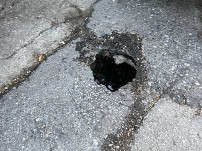 ΕΠΙΚΙΝΔΥΝΗ ΤΡΥΠΑ ΣΤΟ ΔΡΟΜΟ(εχει μεγαλωσει κι αλλο!!!!!)