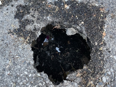 ΕΠΙΚΙΝΔΥΝΗ ΤΡΥΠΑ ΣΤΟ ΔΡΟΜΟ(εχει μεγαλωσει κι αλλο!!!!!)