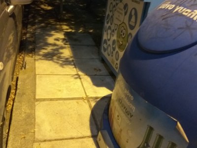 Μετακίνηση κάδων γυαλιού κ ανακύκλωσης ρούχων έξω από σχολείο