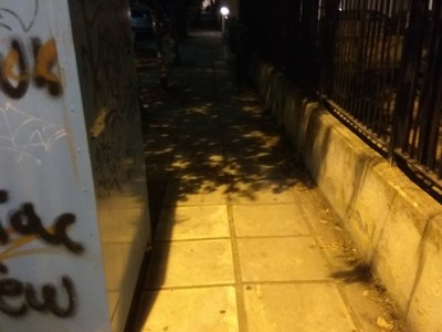 Μετακίνηση κάδων γυαλιού κ ανακύκλωσης ρούχων έξω από σχολείο