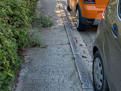 Τοποθέτηση μόνιμων στηλών για σποτροπή παρκαρίσματος και σημάνσεις STOP