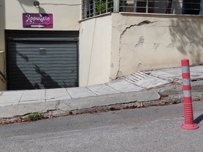 ΚΟΛΟΝΑΚΙΑ  ΣΤΟ ΟΔΟΣΤΡΩΜΑ  ΣΤΗΝ ΑΡΗ ΒΕΛΟΥΧΙΩΤΗ ΜΕ ΑΝΔΡΕΑ ΠΑΠΑΝΔΡΕΟΥ  ΕΠΕΙΓΟΝ 