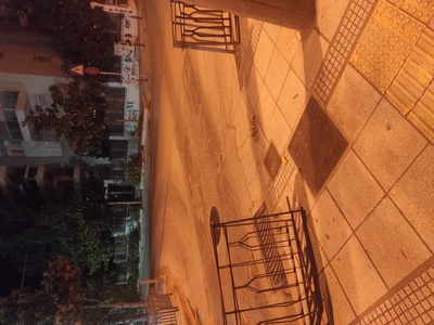 Πεζοδρόμιο και καγκελα στη Μιαούλη με Κουντουριώτου 