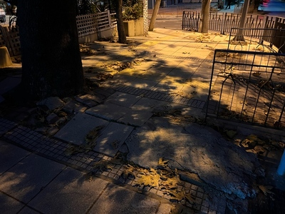 Κατεστραμμένο πεζοδρόμιο