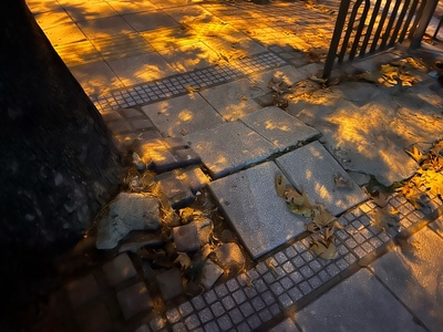 Κατεστραμμένο πεζοδρόμιο