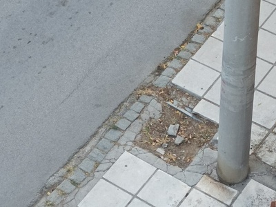 Τοποθετηση πλακων πεζοδρομίου