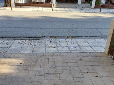 Επικινδυνο πεζοδρομιο