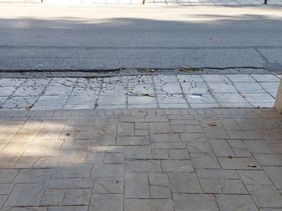 Επικινδυνο πεζοδρομιο