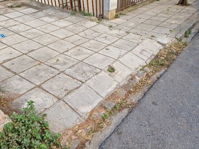Διαγράμμιση πριν και μετά από θέση στάθμευσης οικοδομής 