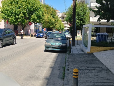 Εγκατελειμενο αυτοκίνητο . 