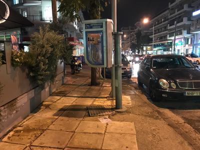 Τηλεφωνικός θάλαμος σε στενό κεντρικό πεζοδρόμιο εμποδίζει