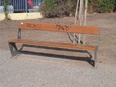 Παγκάκι σε παιδική χαρά χωρίς πλάτη