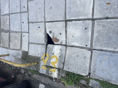 Κίνδυνος πτώσης πεζοδρομίου