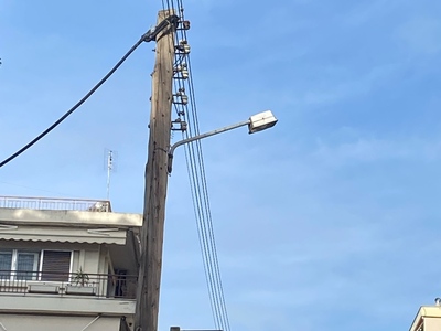 Καμένη λάμπα σε κολώνα της Δ.Ε.Η.