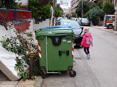 Αντικείμενα κλείνουν το πεζοδρόμιο στο νηπιαγωγείο 