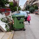 Αντικείμενα κλείνουν το πεζοδρόμιο στο νηπιαγωγείο