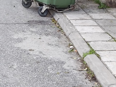 κατεστραμμένος καδος σκουπιδιών 