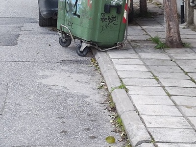 κατεστραμμένος καδος σκουπιδιών 