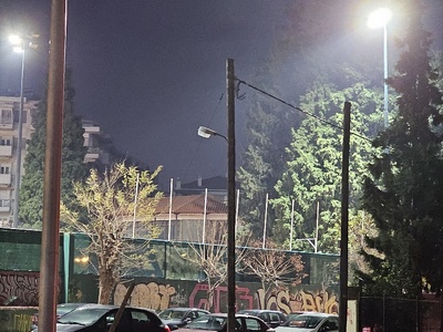 Καμενη λαμπα εξω απο το σχολείο